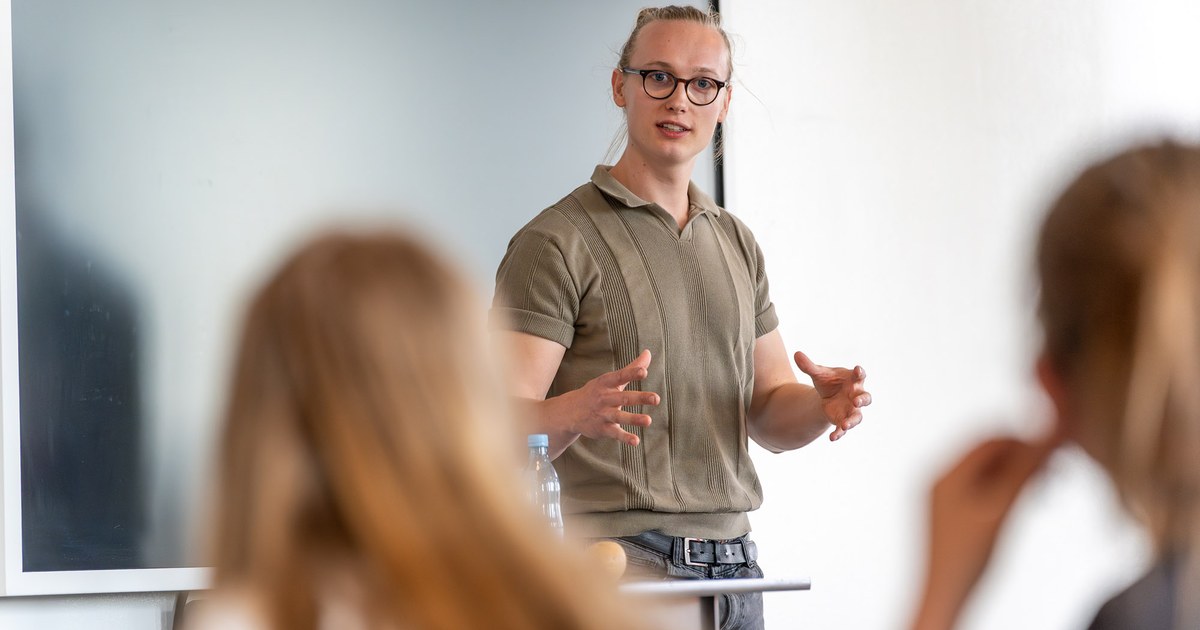 Johannes Matzen underviser skoleelever i et klasselokale under en katapult-workshop